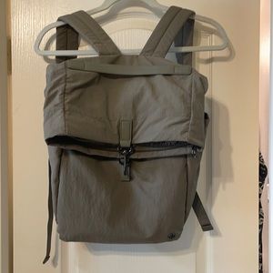 Lululemon back back, sage green,sip & fold closure